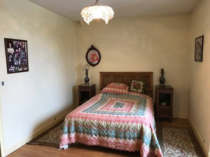 Chumba cha kulala cha manjano. 