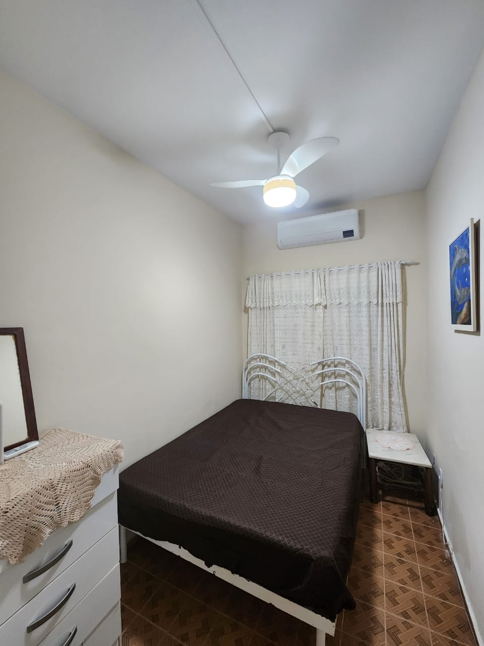 Ოთახი 2 (აქვს ორადგილიანი საწოლი, კონდიციონერი, ჭერის ვენტილატორი და კომფორტი).