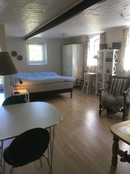 Værelse med dobbeltseng. Mulighed for opredning på sovesofa. Der kan lånes weekendseng. Evt. opredning i bette kammer.