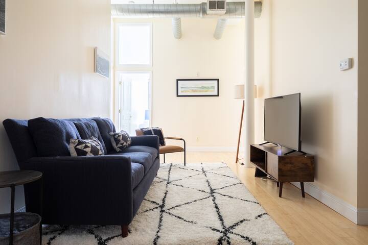 Downtown Xing | Lots of Light | Monthly Discounts gallery image 3