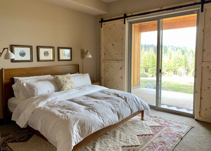 Спална соба бр. 2 - брачен кревет (широк 180-220 см) со долен шалтер.  Навлаките за јорган се перат и избелуваат по секој престој - реткост во сместувањата за одмор за изнајмување, но задолжителни за нас.  Уживајте во панорамскиот поглед на Националната шума на Сиера од оваа соба. 