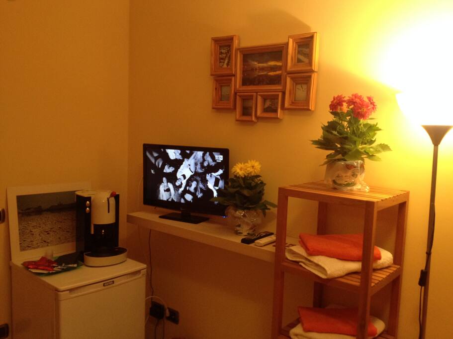 Tv lcd, macchina del caffe', asciugamani...