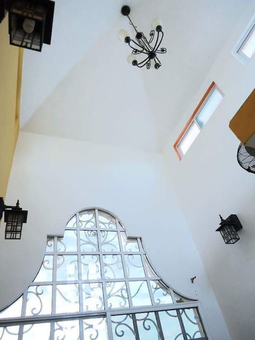 Cubo de luz para acceso a recámara principal, amplio y bien ventilado.
