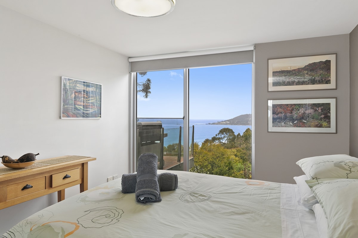 Dhoma kryesore e gjumit në katin e sipërm, krevat dopio "Queen"