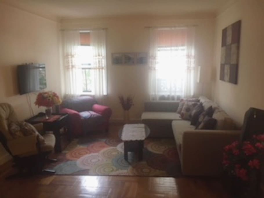 Very spacious and bright siting room w sofa couch and TV