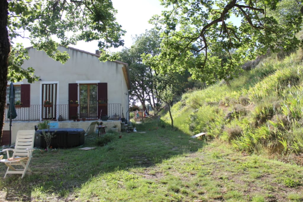La belle colline derrière la maison et ses belles marches
