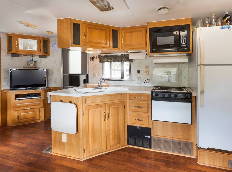 Cook, order in or dine out.
Full size kitchen, well equipped.