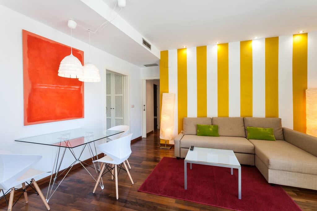 Salón de diseño con pared a rayas doradas