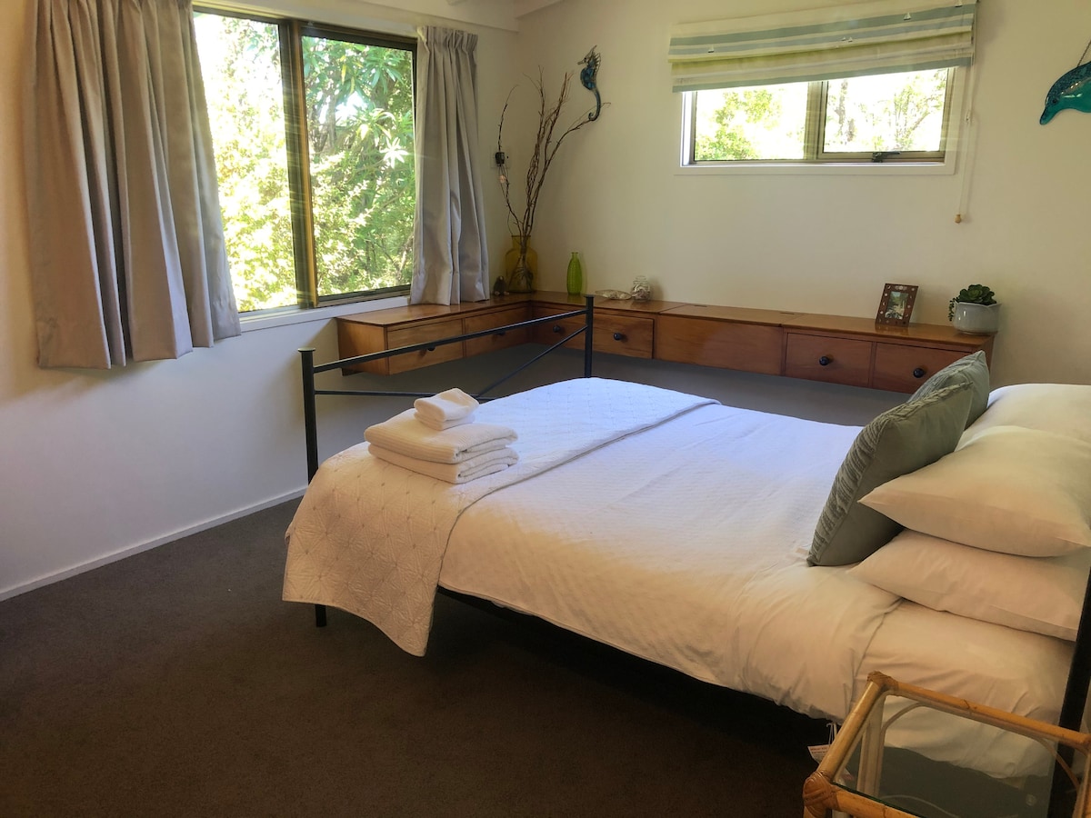 主卧-有自己的衣柜和便携式婴儿床房（我们有一个可供使用）