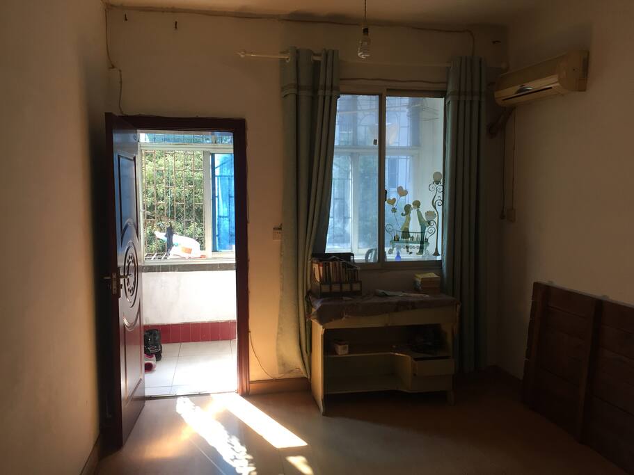 有阳台可以晒衣服 阳光好 前面是树木