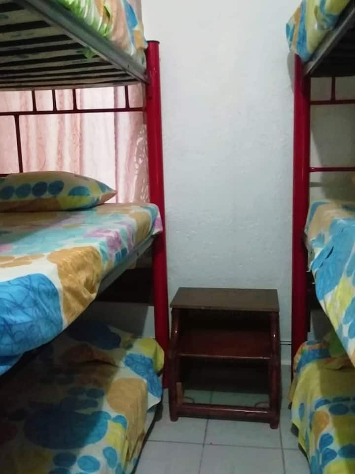 เตียงเดี่ยว (6 เตียงในเตียงสองชั้น 3 หลัง) พัดลมเครื่องปรับอากาศแยกส่วนขนาดเล็กตู้เสื้อผ้า