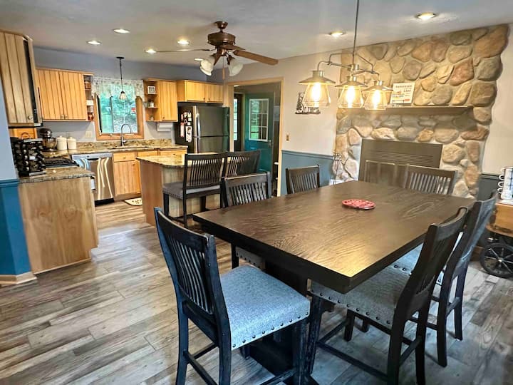 4 Bedroom Lake Cabin w 2 Stone Fireplaces