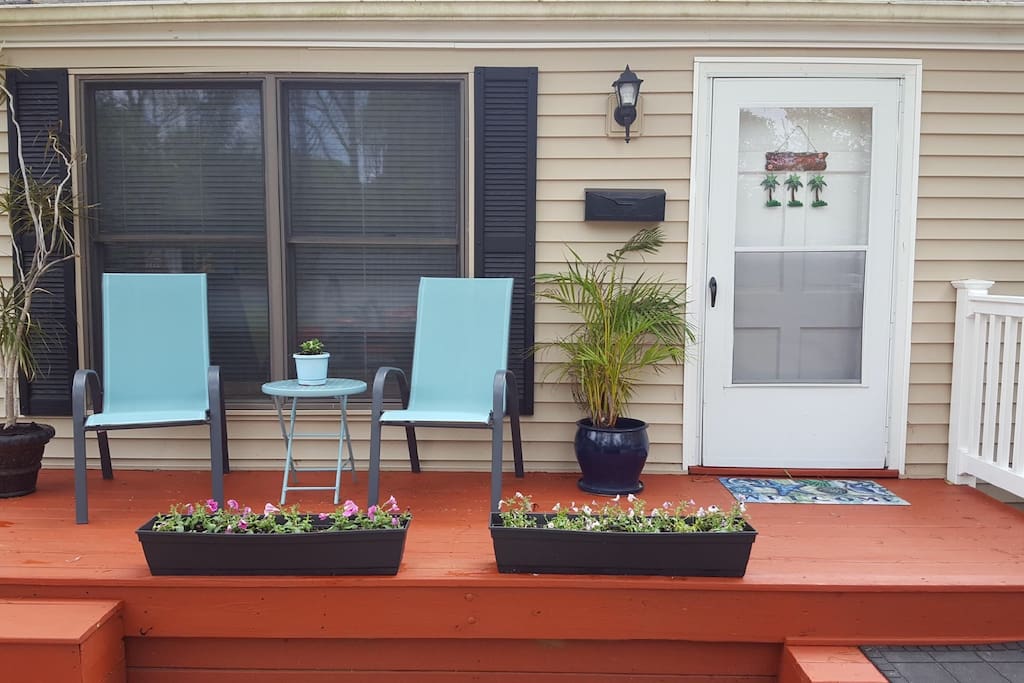 Newly renovated one bedroom guest house with private front porch and parking