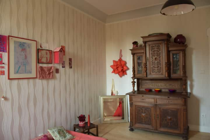 Antiek dressoir in de studeerkamer