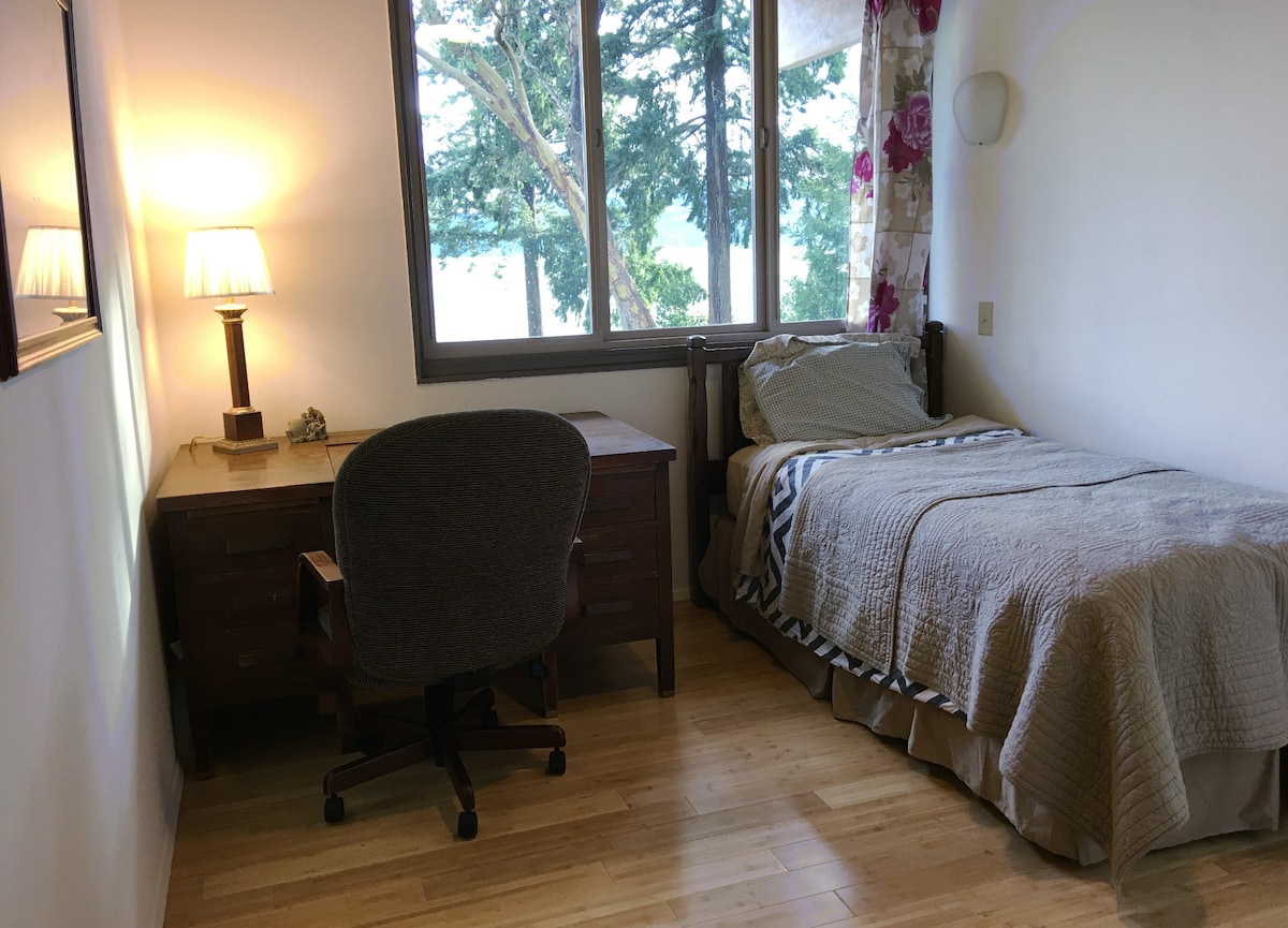 חדר שינה 2 עם נוף לאגם, ארון, שולחן עתיק