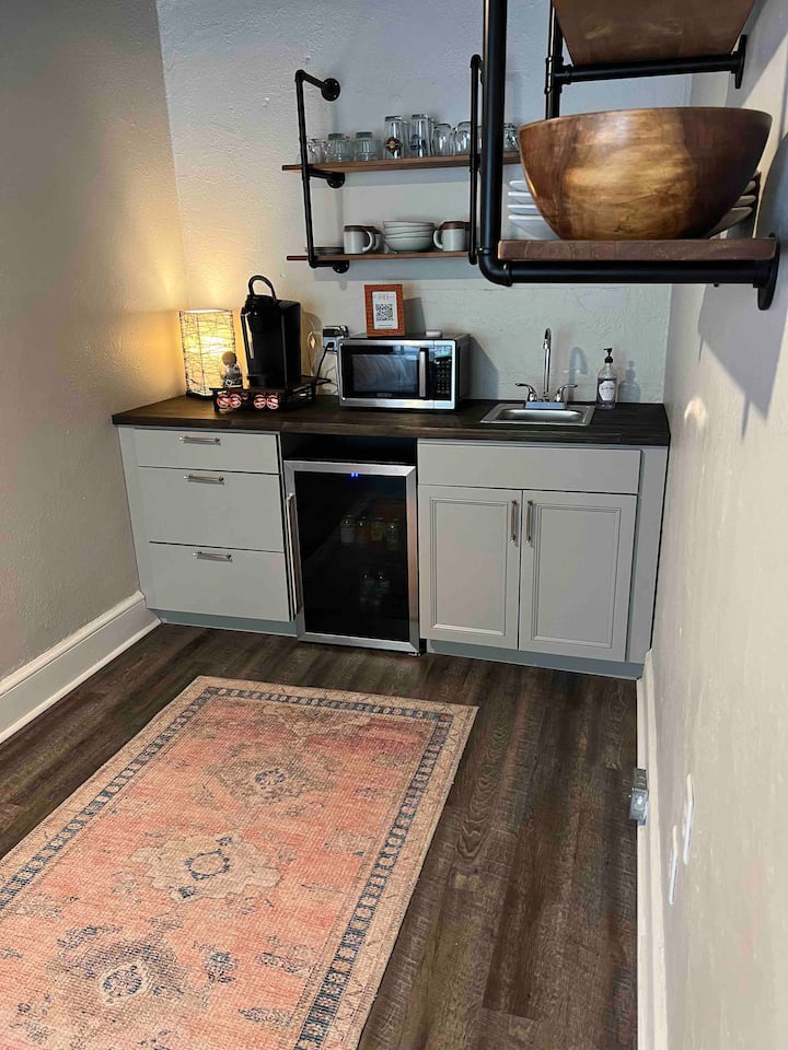 Asheville's Famous "Pink House" Studio Apartment. - Asheville, NC