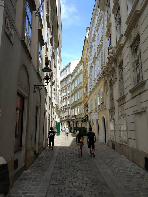The charming little side-street Kurrentgasse, where the apartment is located