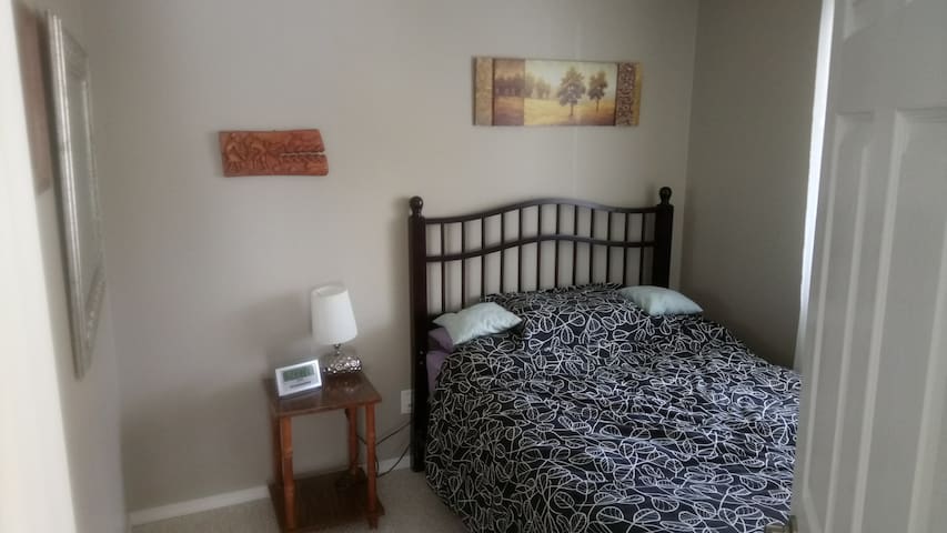 Friendly Townhouse Close to Downtown (1 of 2)