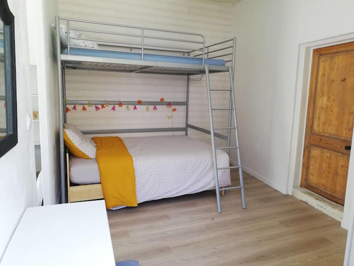 Საძინებელი 2 - 1 საწოლი 140 x 190. Კიდევ ერთი საწოლი 140 x 190, როგორც ბონუსი მოზარდებისთვის ან ბავშვებისთვის