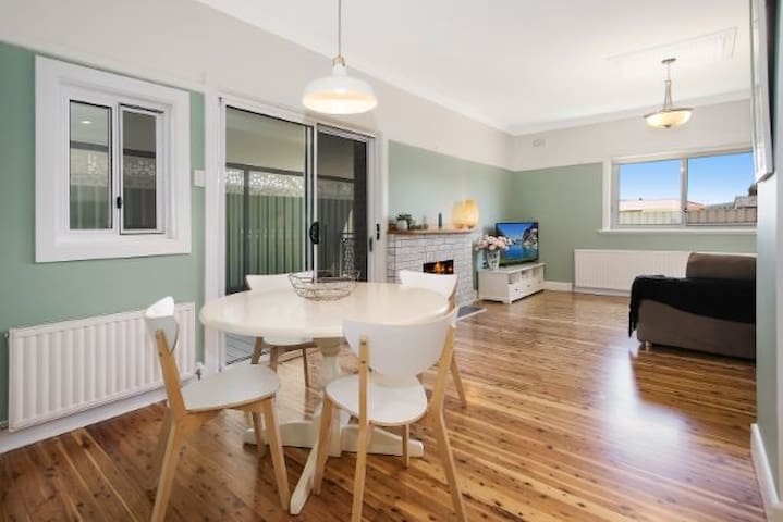Airbnb Lavington Holiday Rentals Places To Stay New South