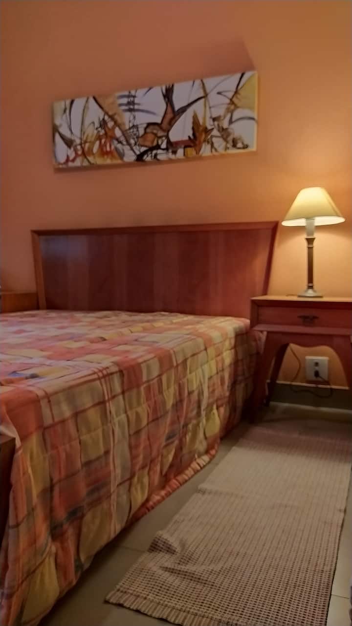 Suite 2 oranje , begane grond, tweepersoonsbed 1.40x1.90
Gedeelde airconditioning, verduisteringsgordijn en muskietennet.