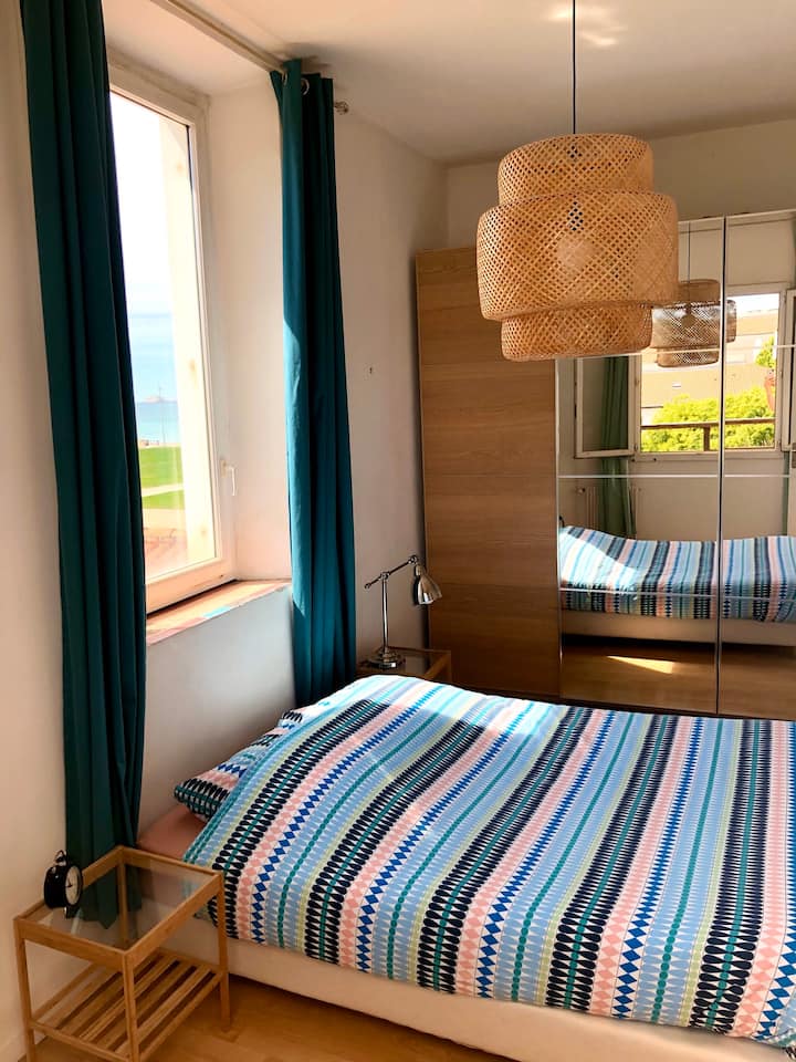 Dormitorio 1: cama con somier y colchón grueso en 140 con todas las comodidades