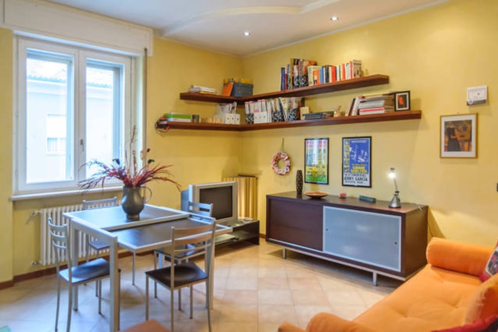 La zona giorno offre un salotto con comodo divano, tv, libri e riviste per rilassarsi!