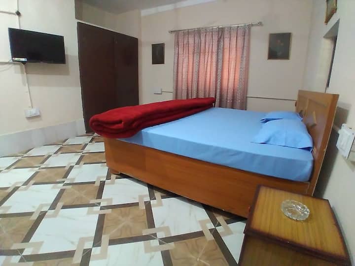 Главна спална соба со HD телевизор и прицврстена бања и даска за пеглање. 