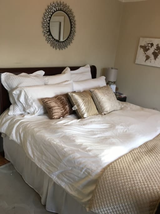 Large King size bed, with memory foam mattress and 800 thread count sheets