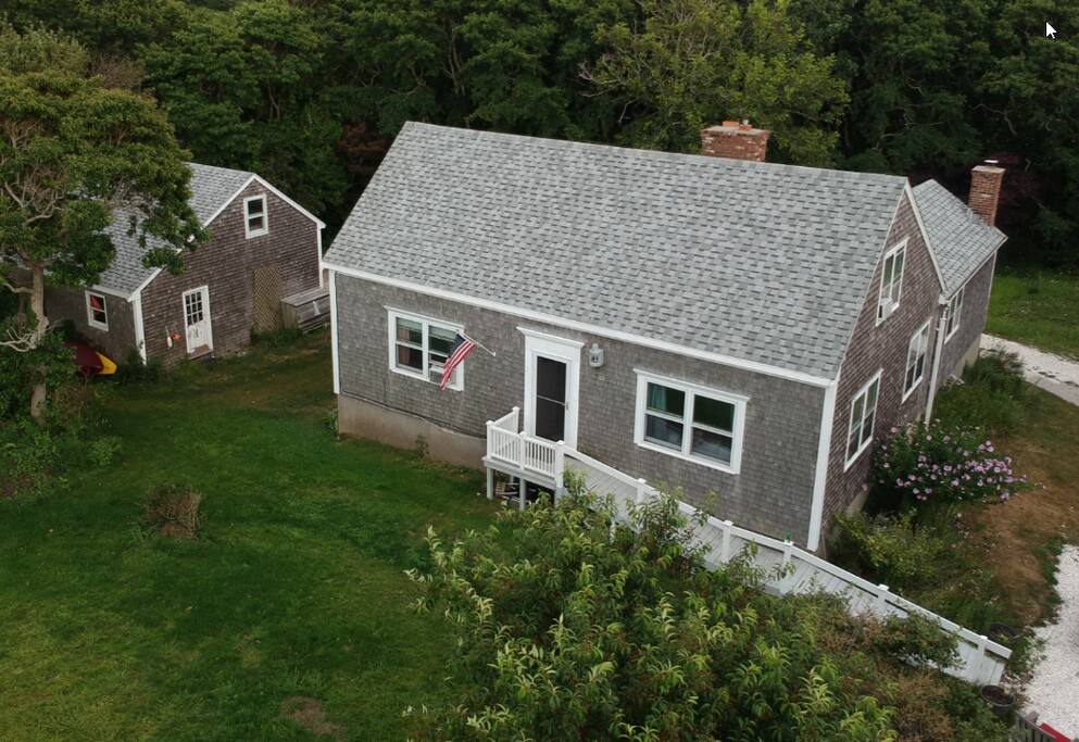 House with detached garage
