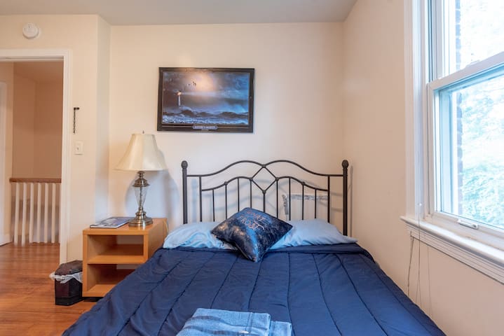 Private Room in my Chill townhouse *CLOSE2METRO*