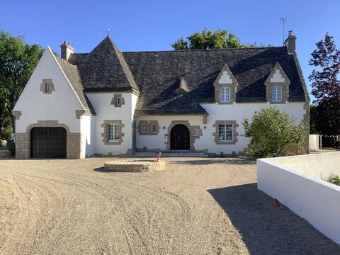 Beautiful Neo Breton Villa with pool & beach