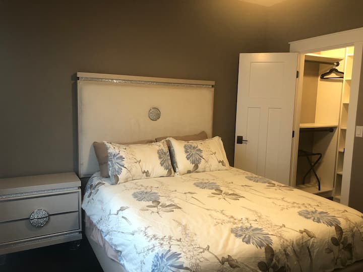 Queen Room with adjustable massage bed. 