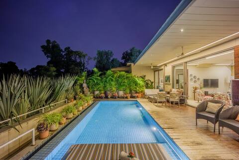 Elara by Hireavilla - 4BR w Infinity Pool, Parra