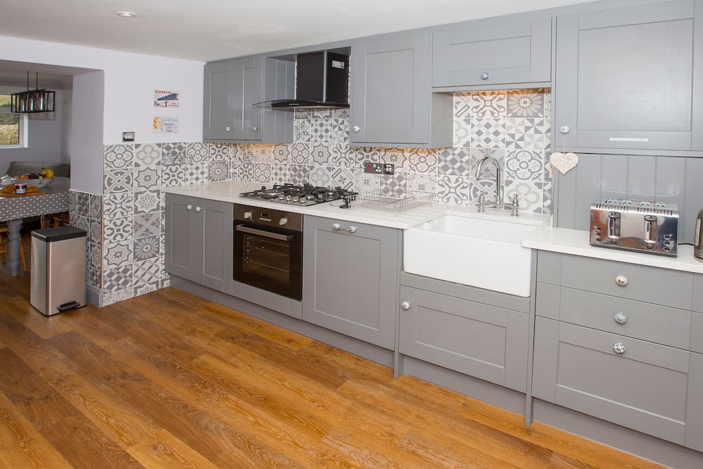 Brand new kitchen with granite worktops and dishwasher.