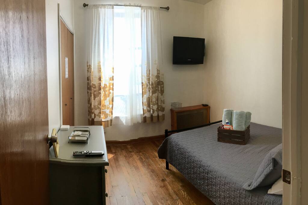 Welcome to your home away from home! Flat screen tv with Apple TV connection. Enjoy all the Netflix, HBO, Showtime and many other channels you want!
