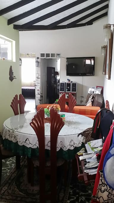 Departamento, con sala comedor para 6 personas.