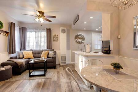 Modern Bungalow Retreat- 5 blocks to SnowPlay