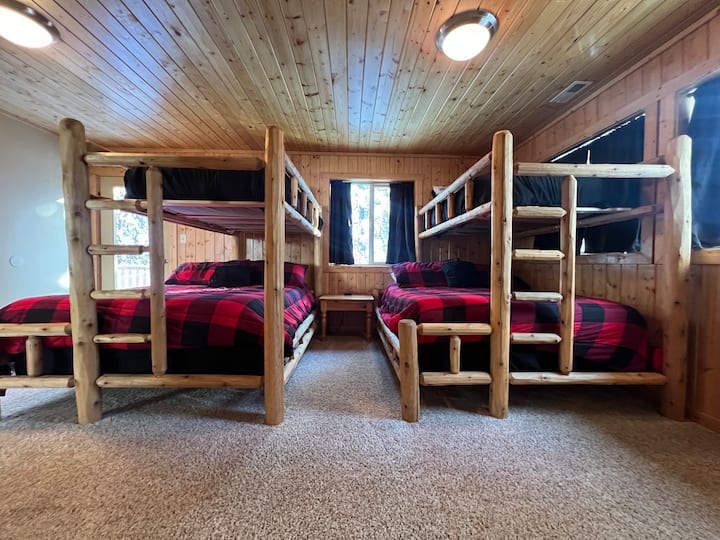 楼上双层房间~ 2张单人床，上面有标准双人床 