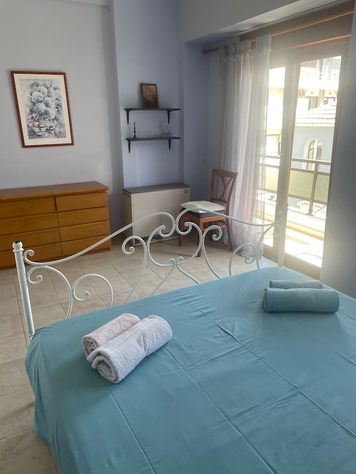 Segundo dormitorio con cama tamaño queen, armario empotrado y vestidor. Acceso al balcón.