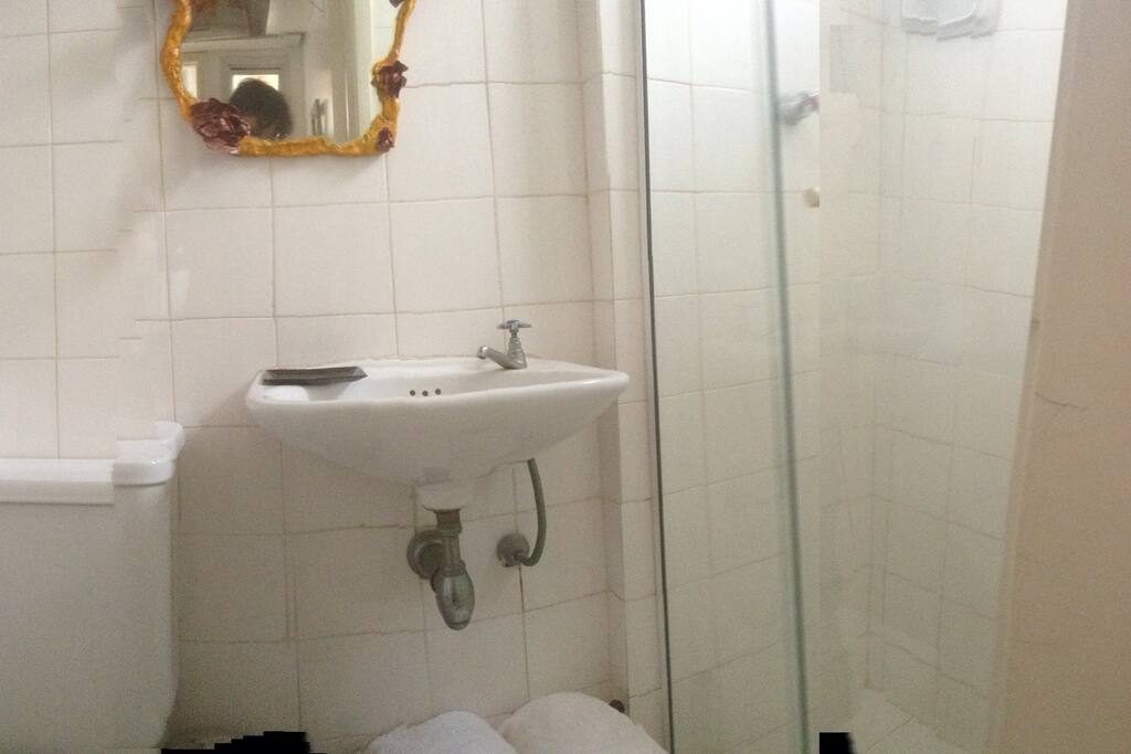 Exclusive bathroom / banheiro exclusivo para o hóspede do quarto