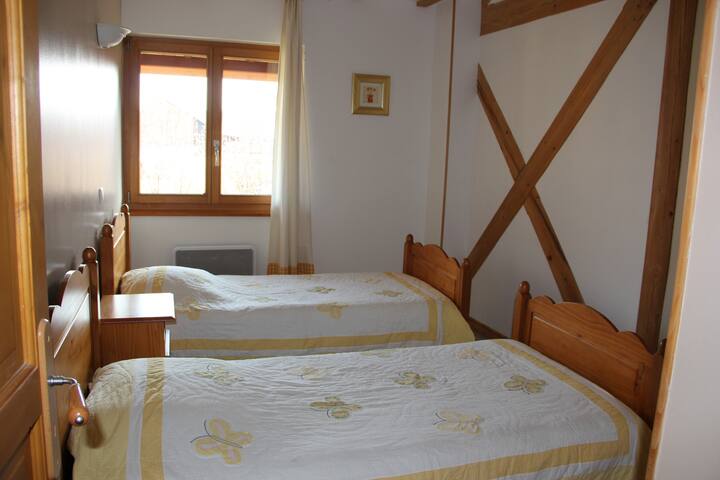 A l'étage, chambre 2 lits 90 x 190 cm (couettes 200 x 200 cm)