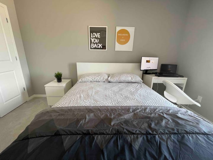 Cozy Retreat: Room @Stittsville - Kanata