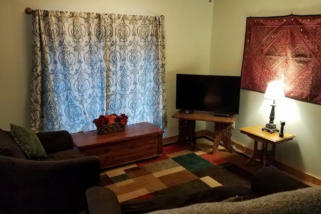 Living room with SmartTV/VCast, Free Wi-Fi and complementary guest NETFLIX account.