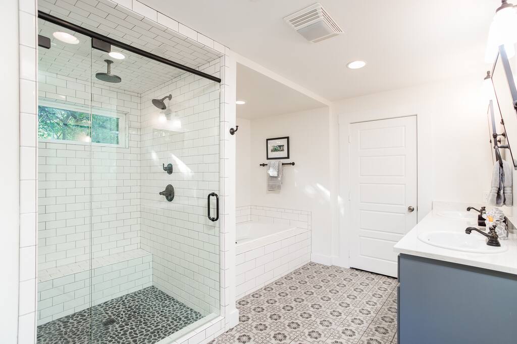 Deluxe master bath with walk-in shower, dual vanity, soaking tub and walk-in closet