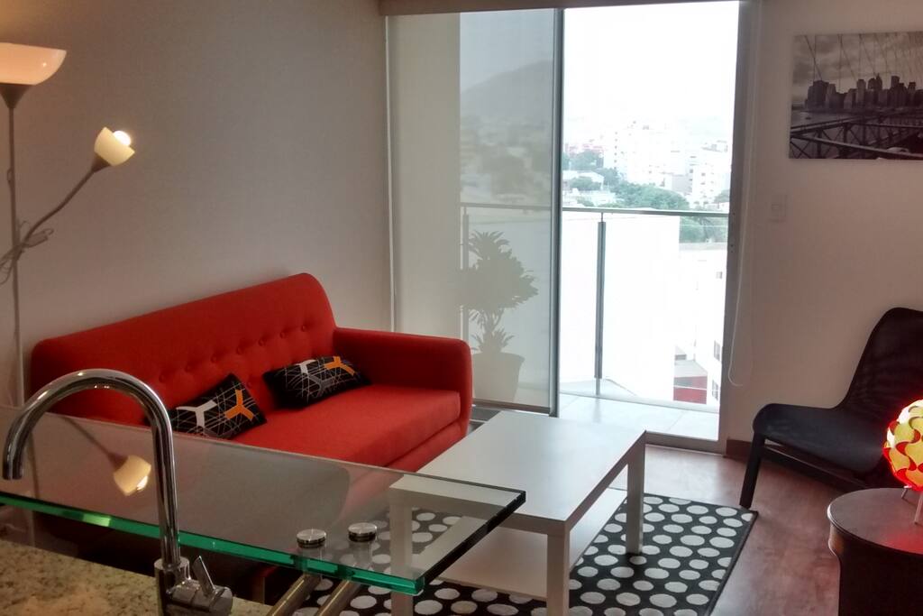 Sala con balcón / Living room with balcony