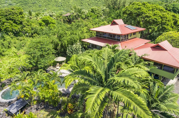 Beautiful Home With Private Pool on Kealakekua Bay