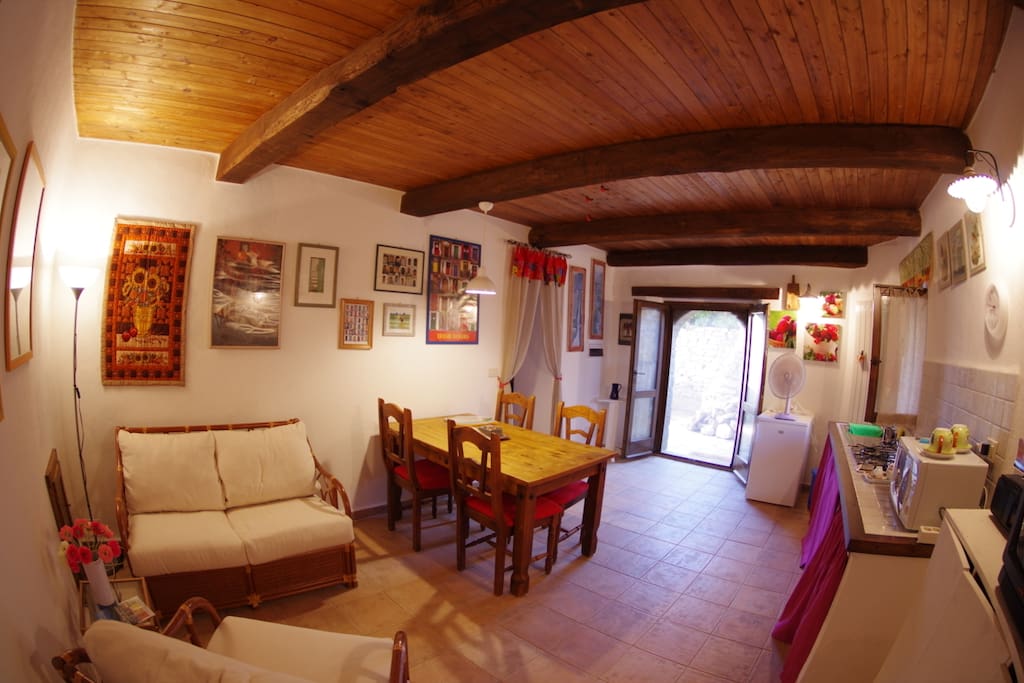 Il soggiorno con angolo cottura - The living room with kitchenette