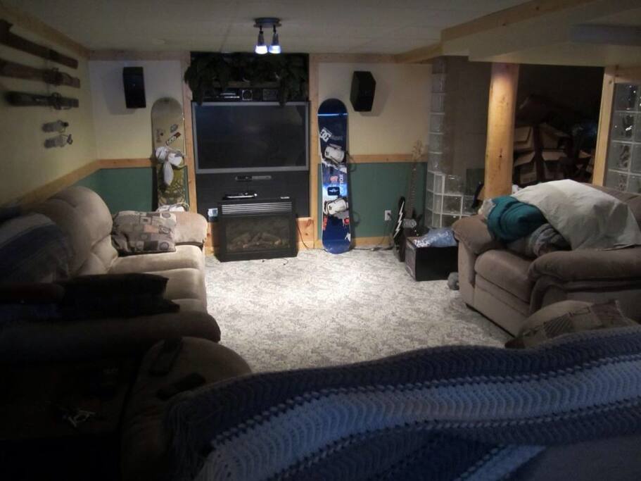 Basement for guests.
Canadian Mountain Lodge concept.
Big screen cable tv with surround sound DVD player , sofa bed, shuffle board table and mini fridge.
No fireplace in basement