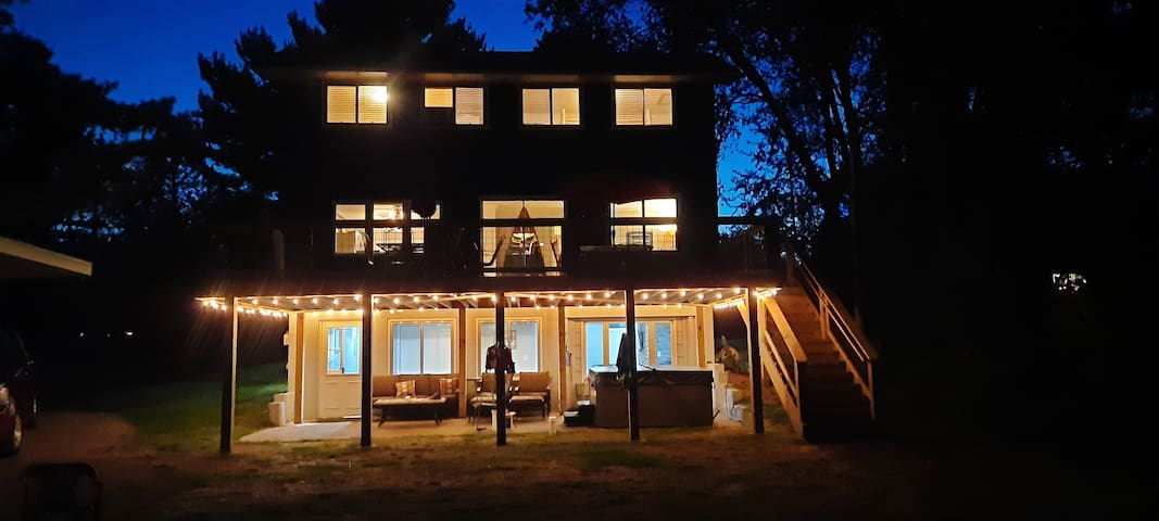 Lake cabin w/stunning lake views, wildlife,hot tub